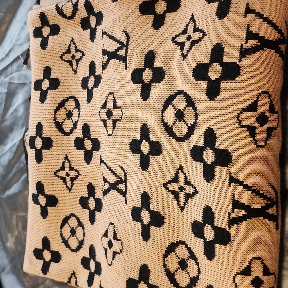 LV long sweater shawl